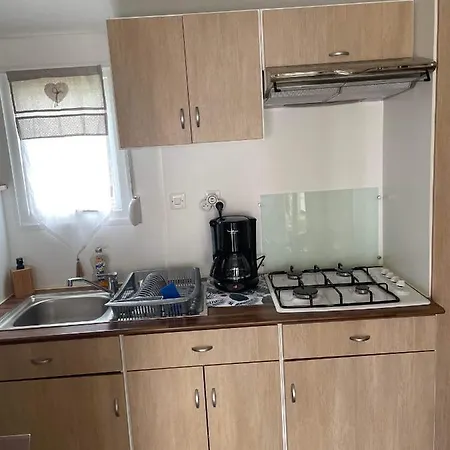 Mobil-home 4/6 Personnes , Terrasse Couverte ,piscine Chauffee . 营地