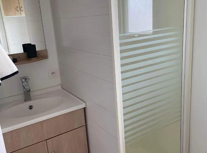 Κάμπινγκ Mobil-home 4/6 Personnes , Terrasse Couverte ,piscine Chauffee . *