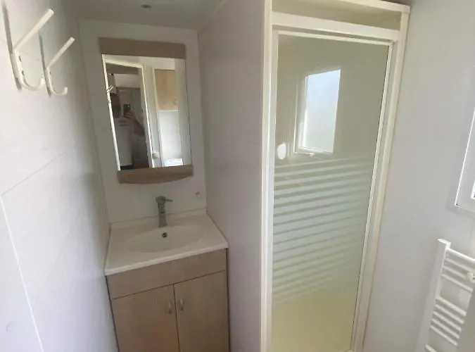 Mobil-home 4/6 Personnes , Terrasse Couverte ,piscine Chauffee . *