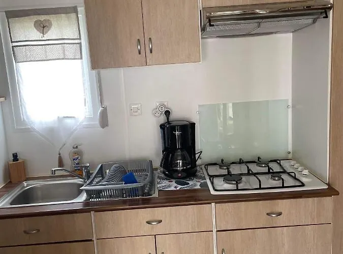 Mobil-home 4/6 Personnes , Terrasse Couverte ,piscine Chauffee . Κάμπινγκ